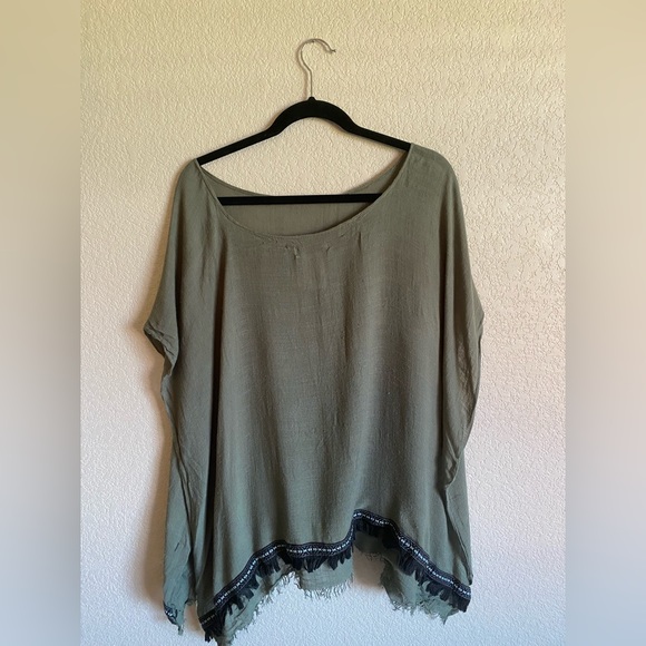Green Short Sleeve Flowy Shaw/Pullover - Picture 2 of 5